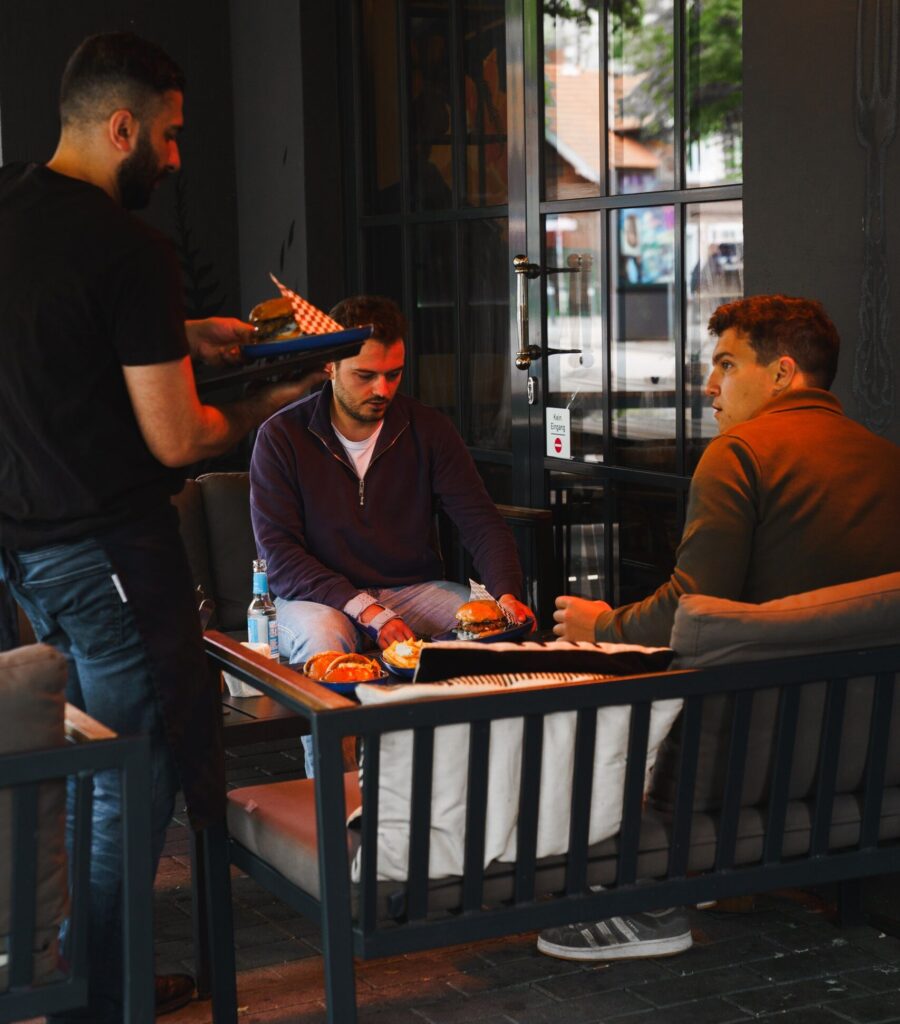 Familienfreundliches Restaurant in Hamburg mit frischen Burgern und gemütlicher Atmosphäre.