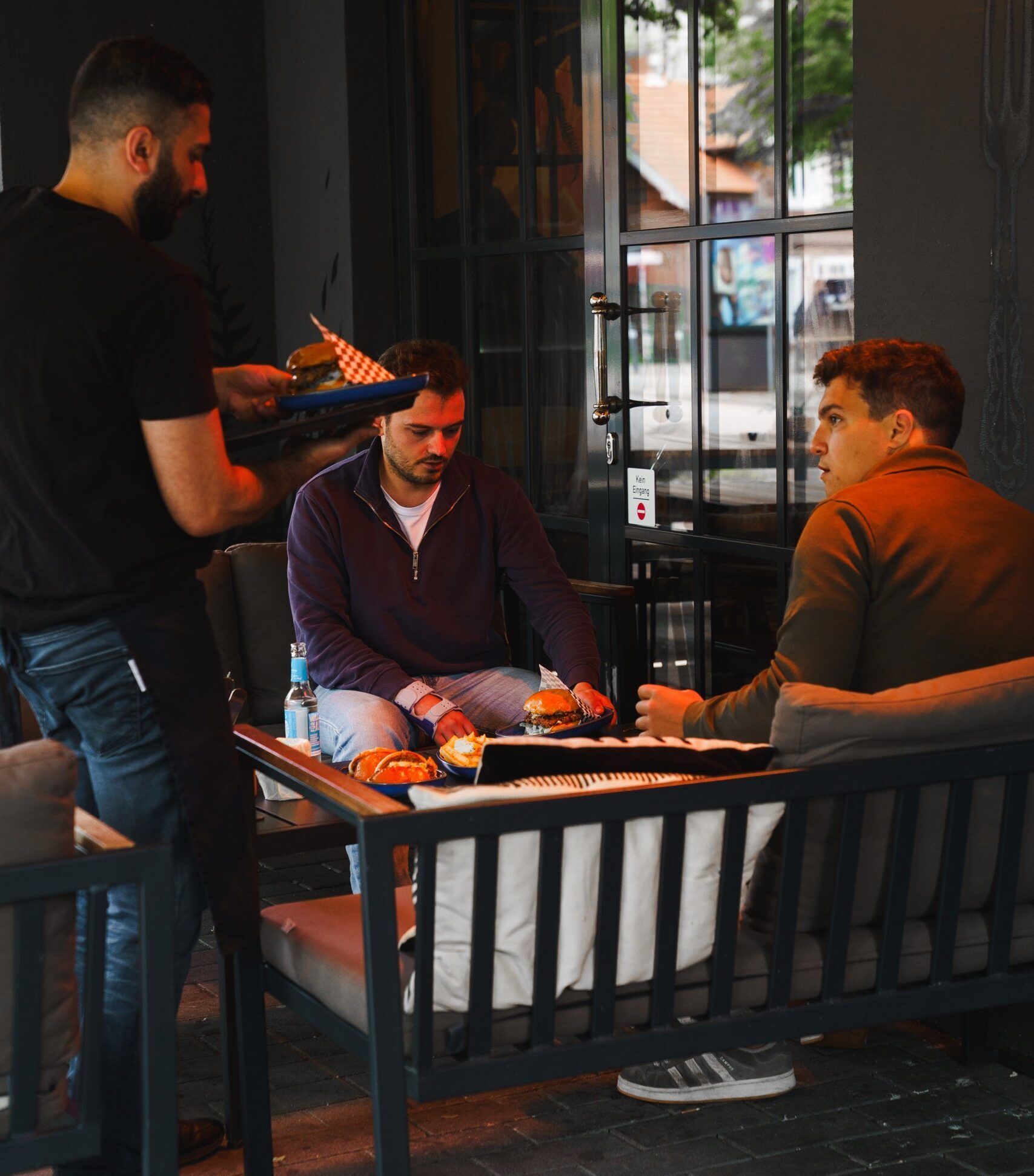 Familienfreundliches Restaurant in Hamburg mit frischen Burgern und gemütlicher Atmosphäre.