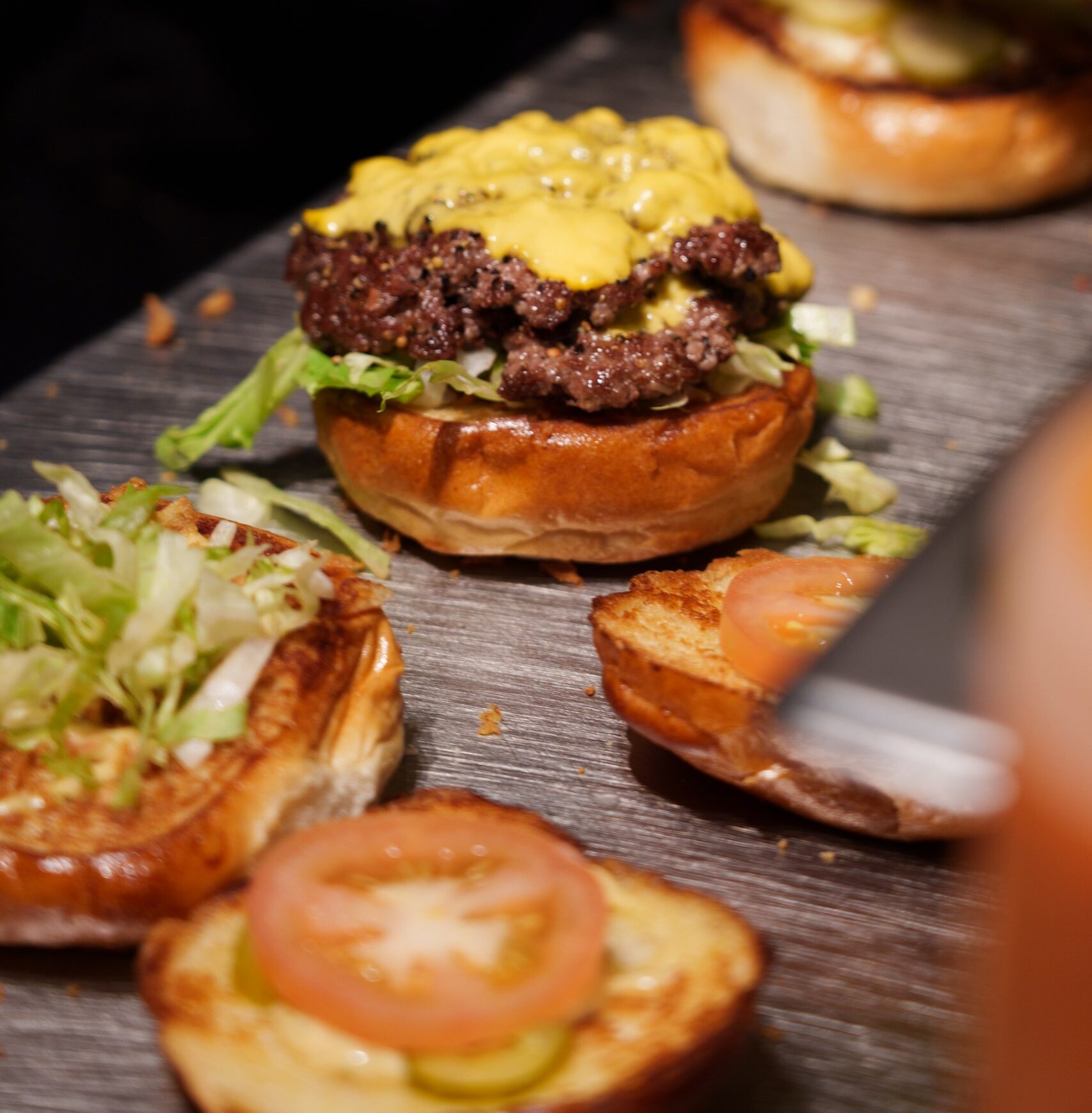 Halal Dining in Hamburg-Wilhelmsburg mit frischem Salat, Käse und hausgemachter Sauce.