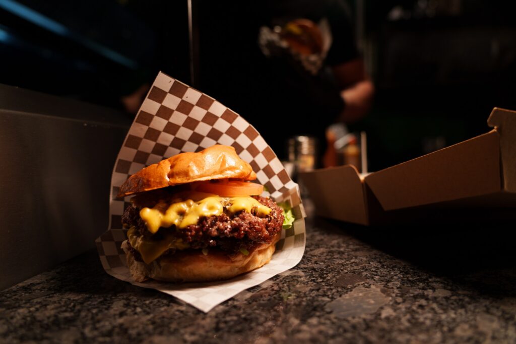 Vegane Burger in Hamburg mit pflanzlichem Patty, frischem Gemüse und hausgemachter Sauce.