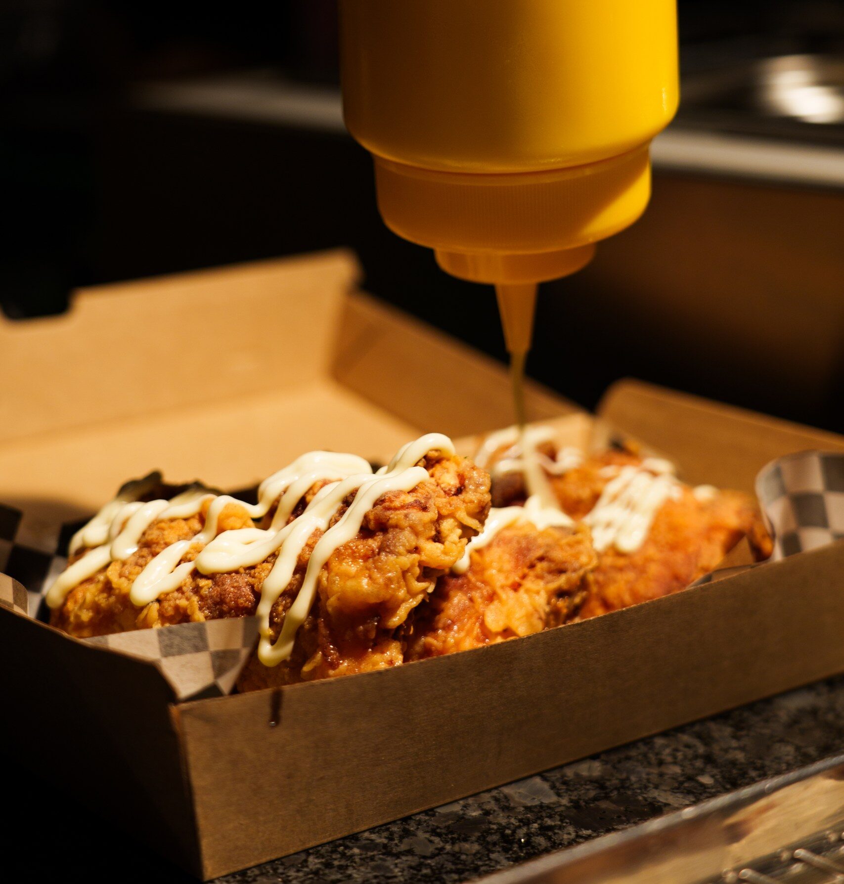 Nachhaltige Burgerverpackung aus Papier und Bambus bei Port Island Hamburg.