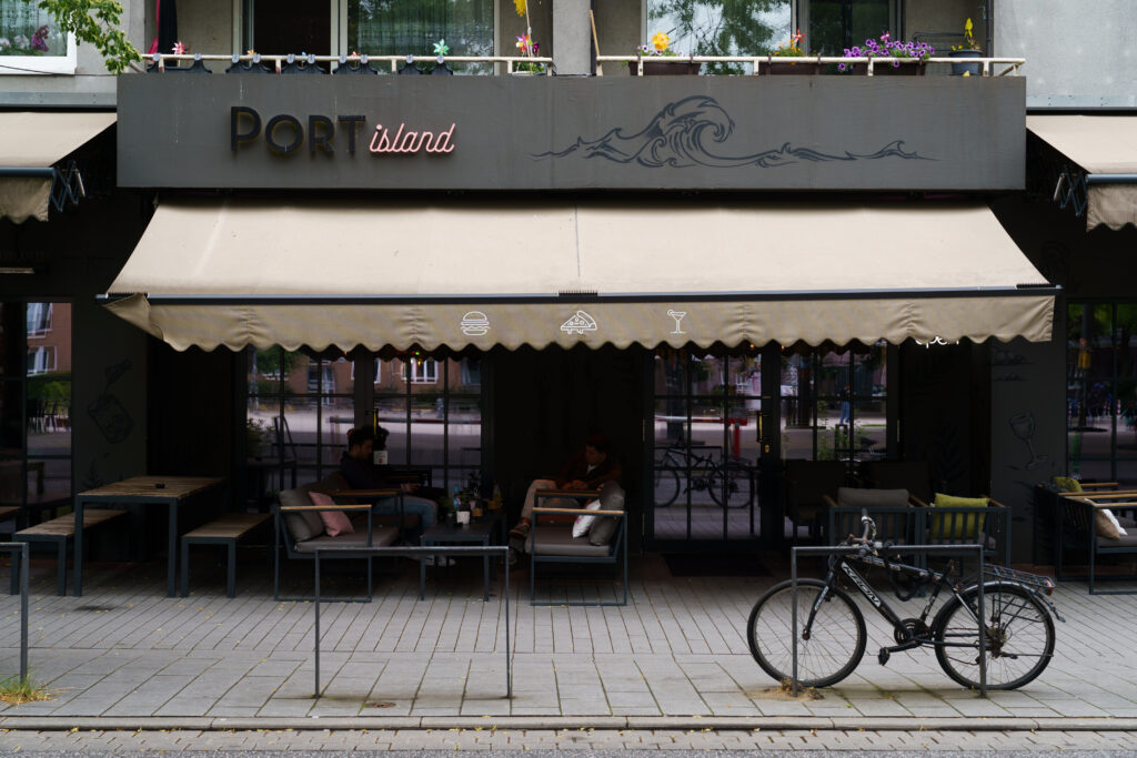 Streetfood Hamburg 2025: Menschen genießen frische Burger auf urbanem Foodmarkt.