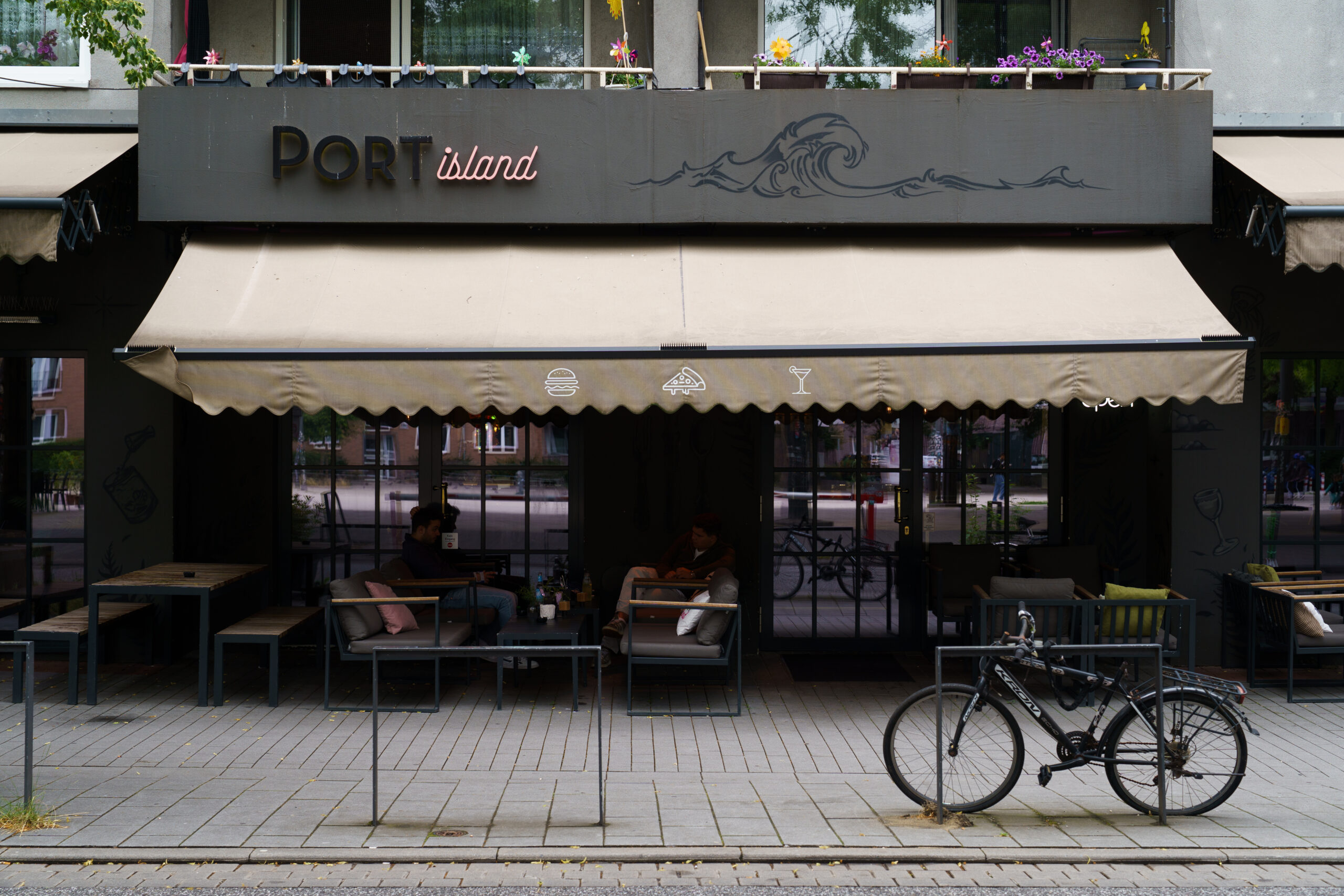 Streetfood Hamburg 2025: Menschen genießen frische Burger auf urbanem Foodmarkt.
