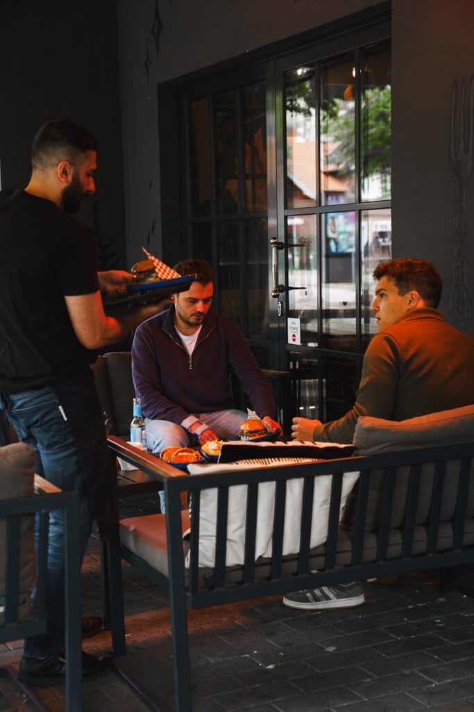 Unser Fleisch ist komplett halal-zertifiziert, lückenlos geprüft und dokumentiert. Wir arbeiten ausschließlich mit zertifizierten Halal-Lieferanten, die regelmäßig kontrolliert werden und nach klar definierten islamischen Richtlinien schlachten. 🔒 Was Halal bei Port Island bedeutet: Halal-Zertifikate aller Lieferanten werden regelmäßig geprüft Geschlachtete Tiere gemäß Zabihah / Dhabiha Richtlinien Keine Kreuzkontamination: getrennte Lagerung, separate Bereiche & klare Prozesse Keine Alkohol-Zutaten, keine nicht-halalen Zusätze Jedes Produkt ist rückverfolgbar – vom Lieferanten bis in die Küche Damit zählen wir zu den zuverlässigsten Adressen für halal Essen in Hamburg, besonders beliebt für Familien, Muslime, Studierende und alle, die bewussten Genuss schätzen.