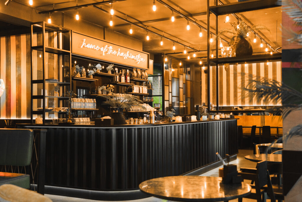 Erlebnisgastronomie in Hamburg – Gäste genießen multisensorisches Essen bei Port Island Hamburg.