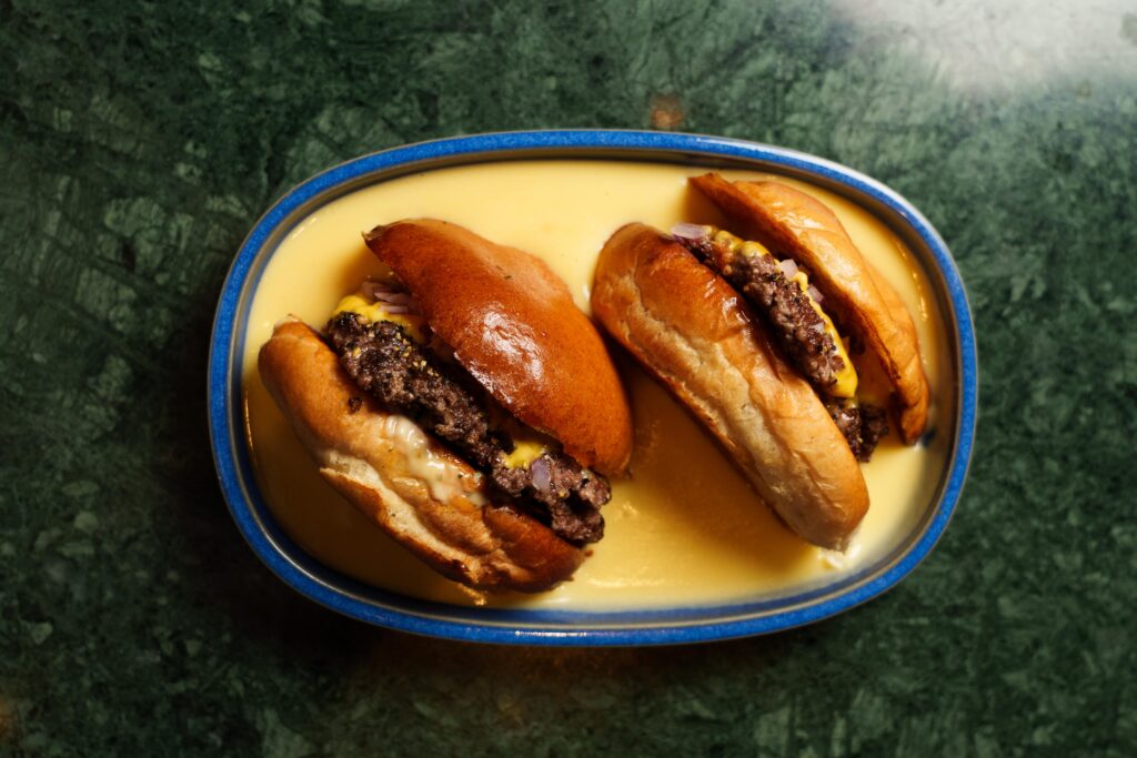 Smash Burger Hamburg – knusprig gebratenes Patty mit hausgemachter Sauce bei Port Island Hamburg.