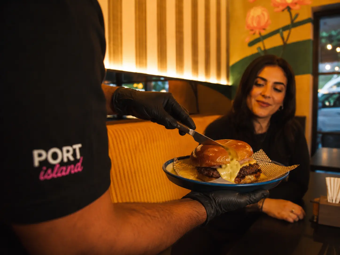 Entdecke den saftigen Cheeseburger Hamburg bei Port Island Hamburg – geschmolzener Käse, knusprige Kruste und echter Halal-Genuss.