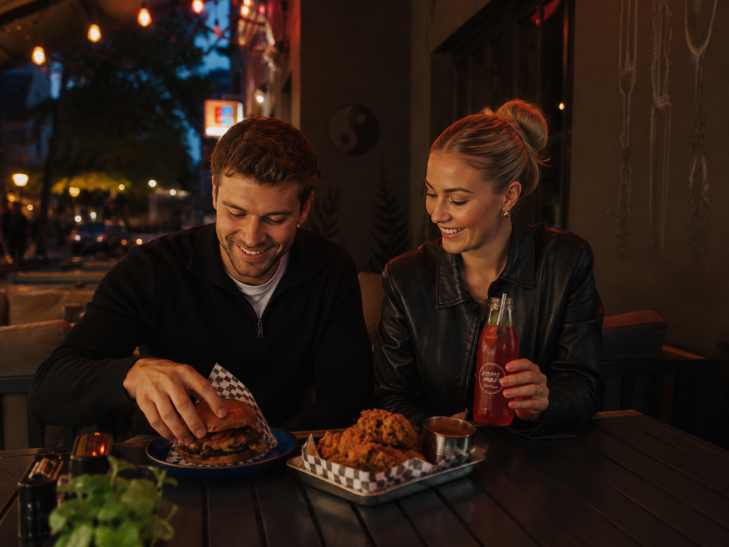 Der perfekte Abend beginnt am Tisch: Burger, Drinks und kleine Extras, die Stimmung machen