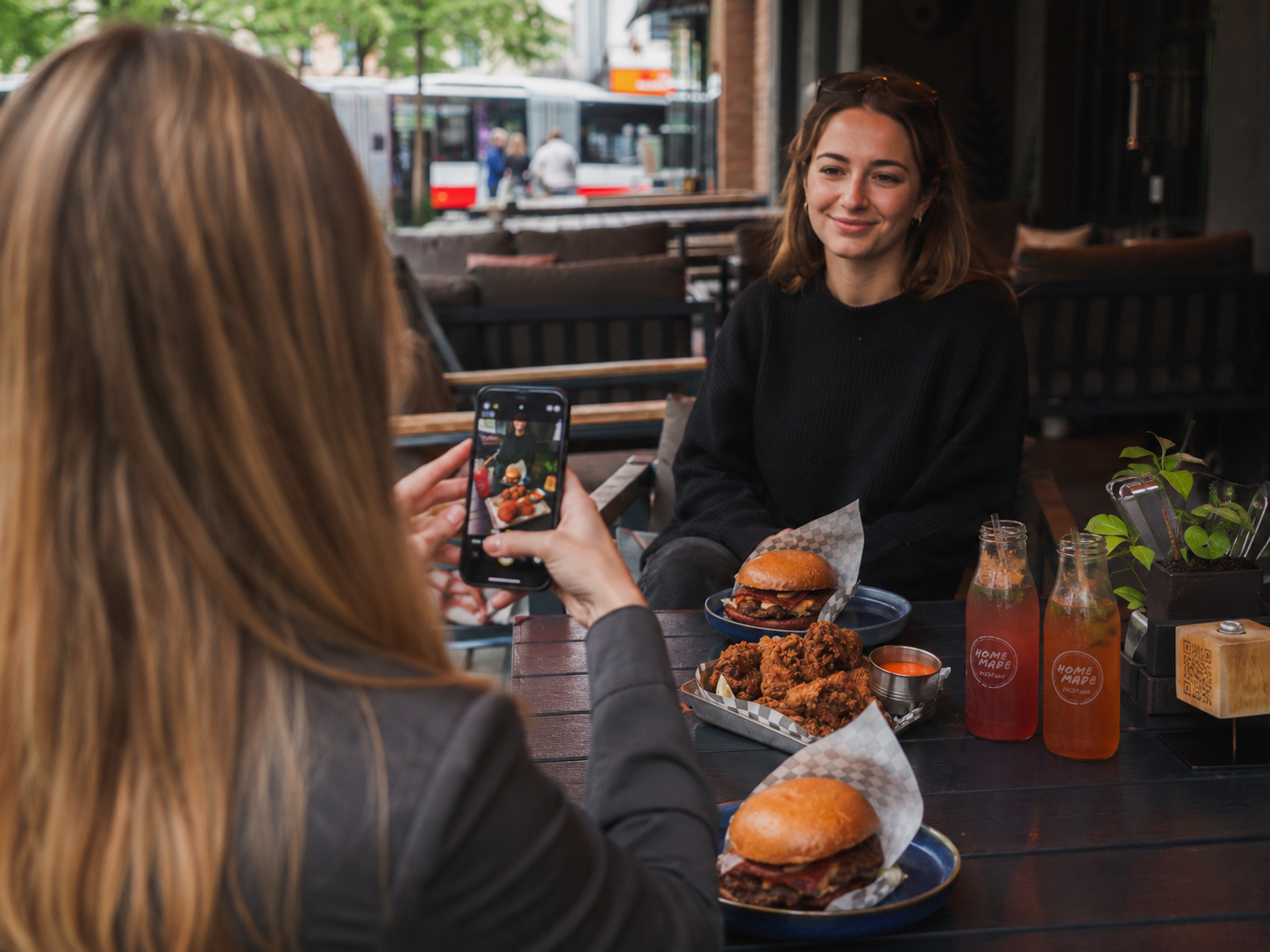 Essen mit Freunden in Wilhelmsburg Warum Burger am Tisch einfach verbinden