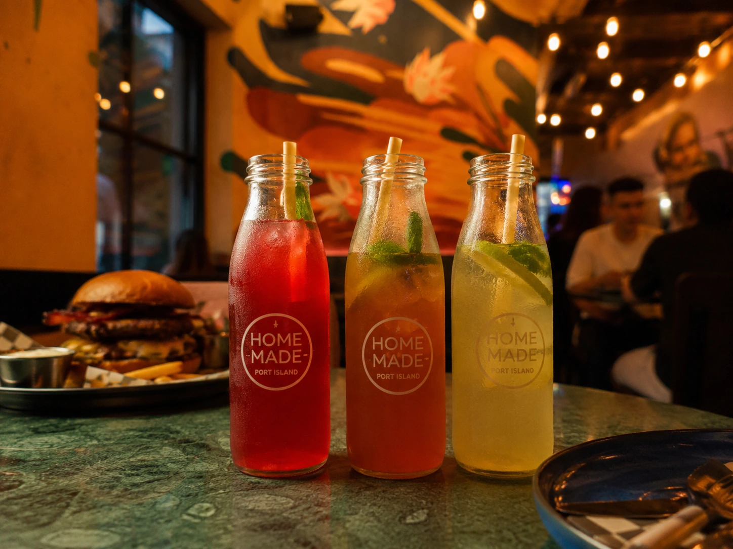 Kalt, fruchtig, ohne Alkohol: Warum Mocktails den Burger-Abend leichter machen